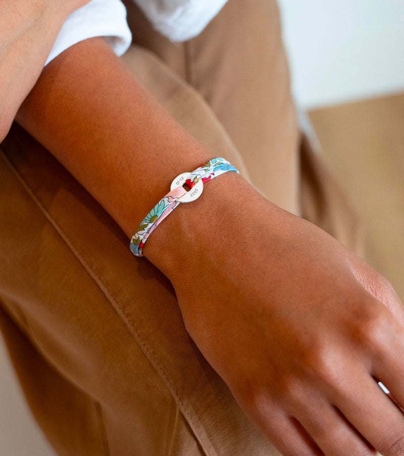 Personnalisé 15mm argent, ce bracelet cible est lié par le Liberty Hortensia.