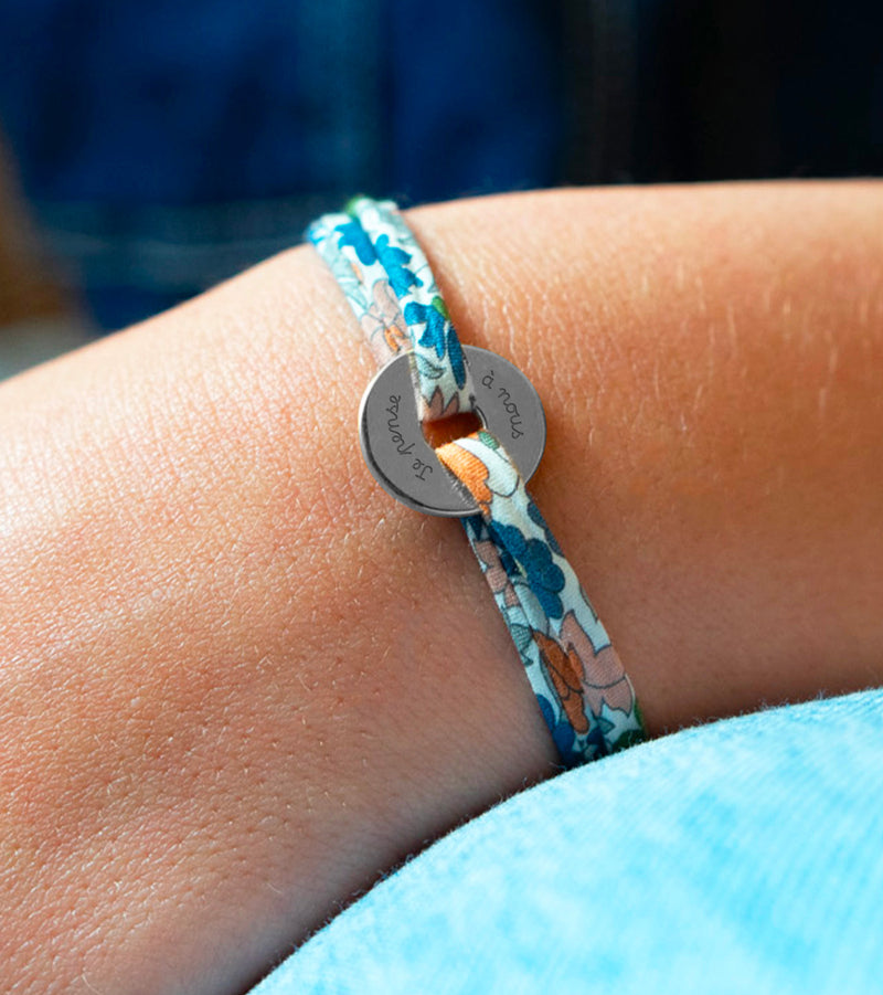 Bracelet unique en forme de cible, personnalisé de 15mm en argent, avec un délicat liberty lilas en lien.