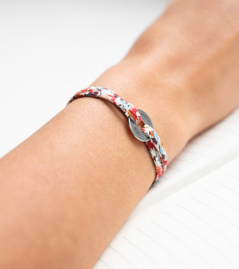 Associant le liberty pavot au bracelet cible personnalisé de 15mm en argent, le style est affirmé.