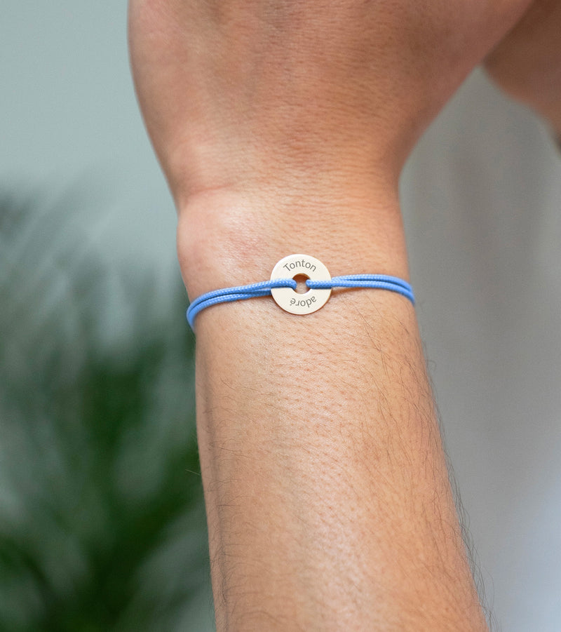 Un bracelet élégant en forme de cible, personnalisé en 15mm, plaqué or, accompagné d'un cordon bleu pastel.
