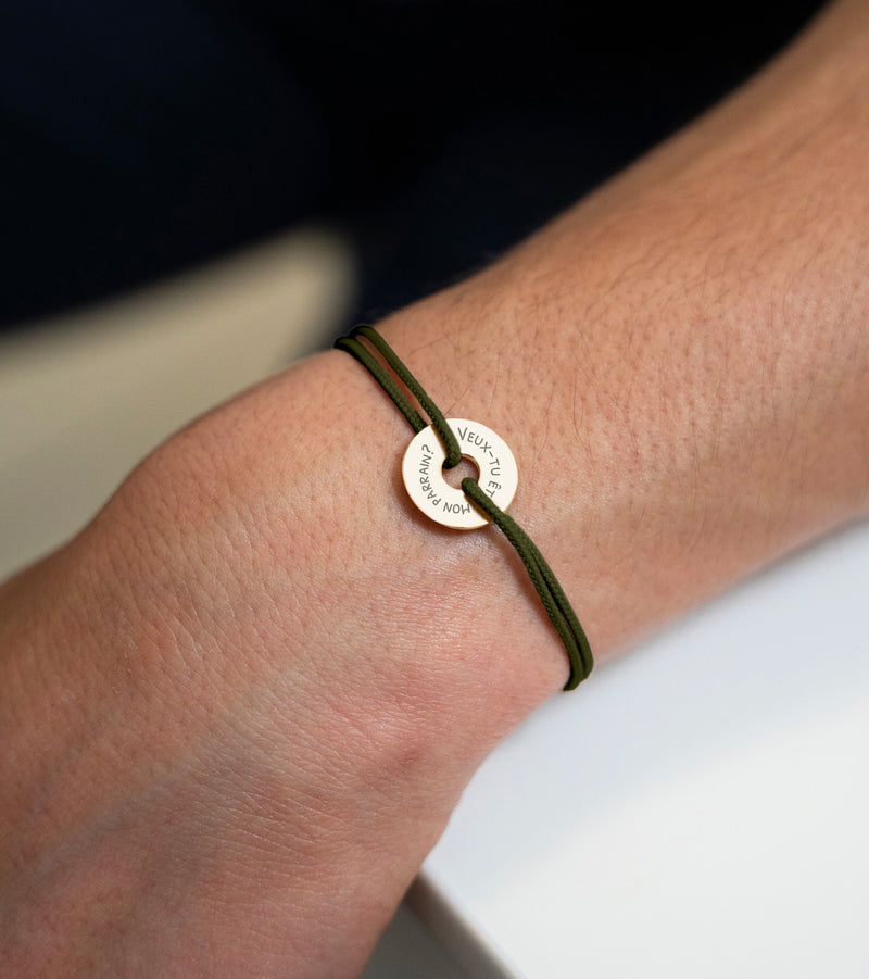 Un cordon bleu kaki accompagne ce bracelet personnalisé en 15mm, plaqué or, à forme cible.