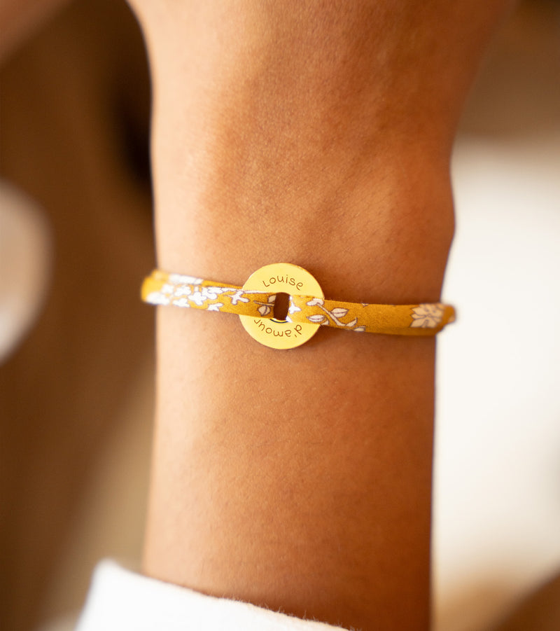 Associant le liberty Clivia, ce bracelet plaqué or 15mm est personnalisé en forme de cible.
