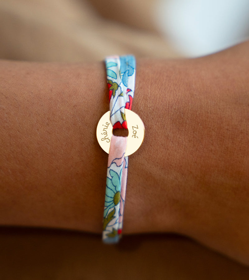 Orné du liberty Hortensia, ce bracelet plaqué or 15mm adopte une forme de cible personnalisée.