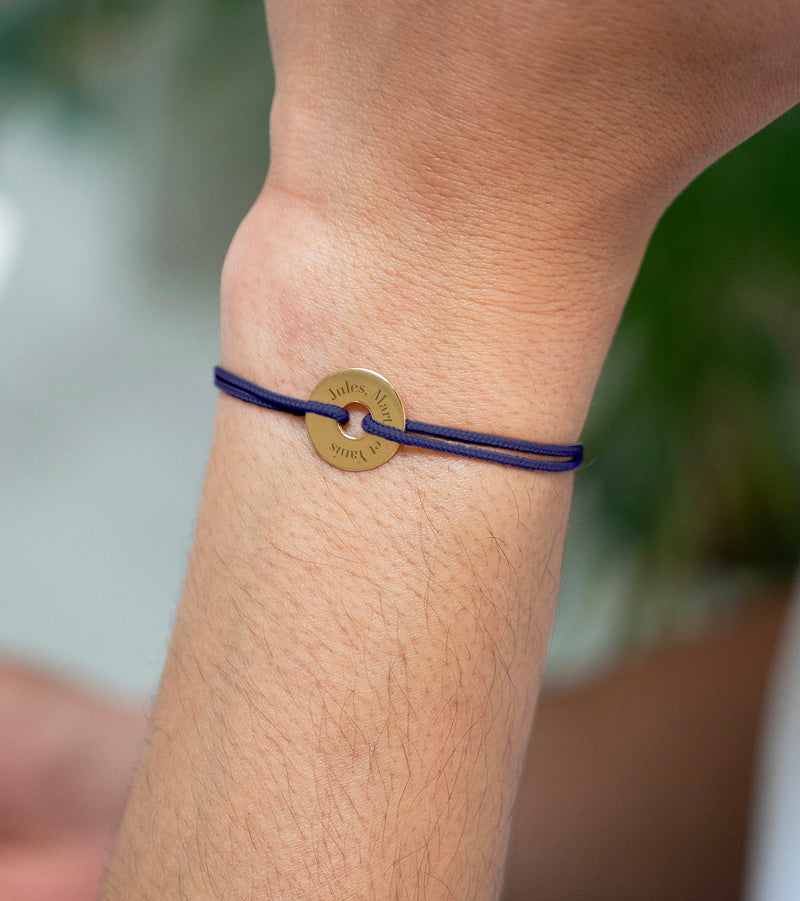 Un cordon bleu marine accompagne ce bracelet personnalisé en 15mm, plaqué or, à forme cible.