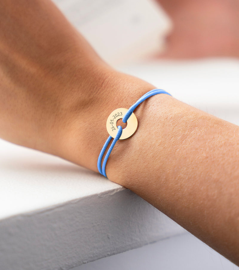  Bracelet en forme de cible, de 15mm, plaqué or, avec cordon bleu pastel.
