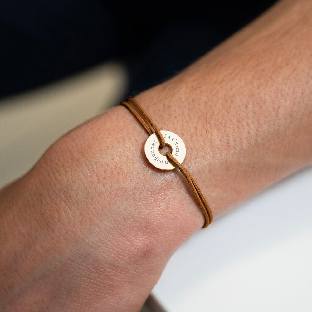 Bracelet personnalisé en forme cible de 15mm, plaqué or, avec cordon marron clair.
