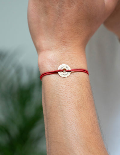 "Élégant bracelet en forme cible, personnalisé en 15mm, doré à l'or fin, avec un cordon rouge. "