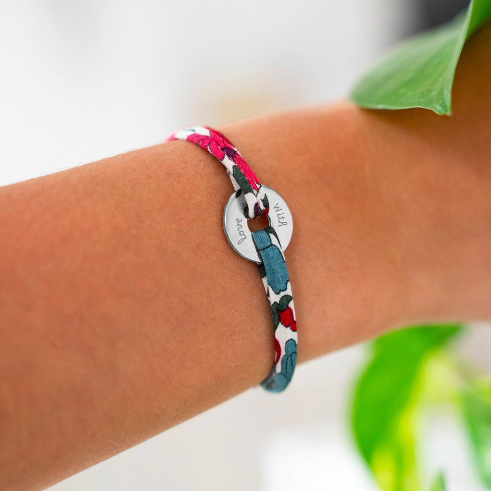 Bracelet en forme de cible, ce modèle personnalisé de 15mm en argent s'accompagne du liberty Jacinthe