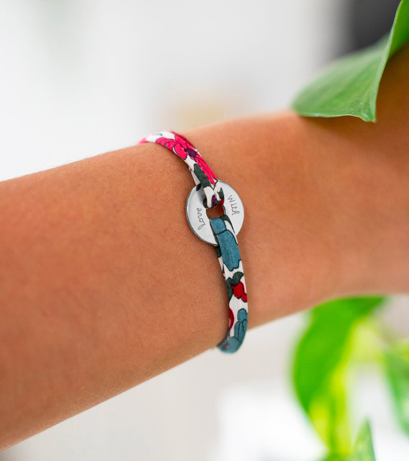 Bracelet en forme de cible, ce modèle personnalisé de 15mm en argent s'accompagne du liberty Jacinthe