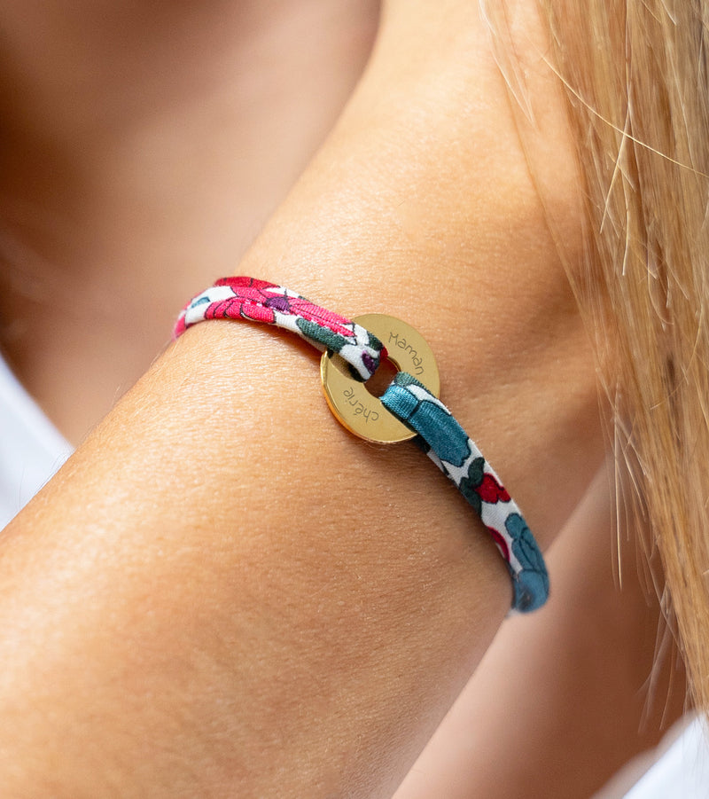 Associant le liberty Jacinthe, ce bracelet personnalisé en forme de cible est plaqué or 15mm.