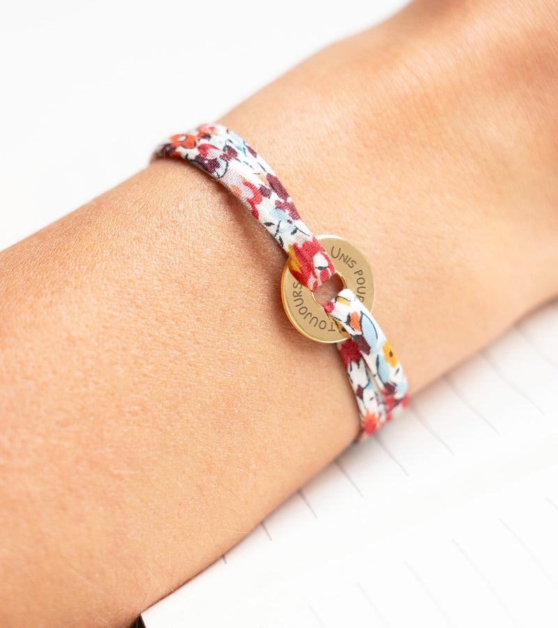 Associant le liberty Pavot en tant que lien, ce bracelet plaqué or 15mm est personnalisé en forme de cible.
