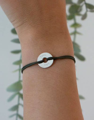 Un bracelet en forme de cible, personnalisé de 15mm en argent, avec un cordon kaki