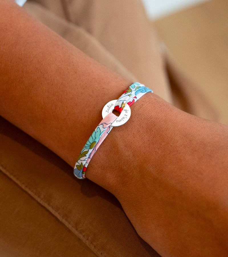 Le Liberty Hortensia relie ce bracelet en forme de cible, personnalisé 15mm argent.