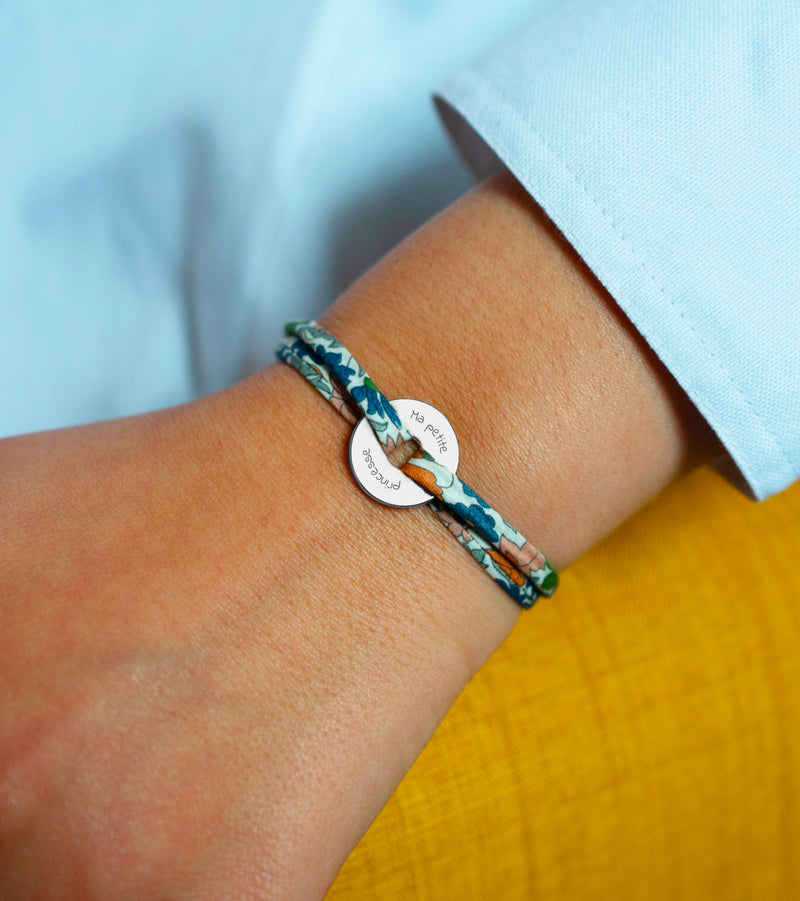 bracelet en forme de cible, personnalisé de 15mm en argent, attaché par un liberty lilas.