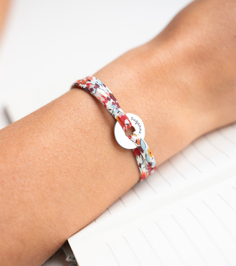 Avec son lien en liberty pavot, le bracelet cible personnalisé de 15mm en argent est unique.