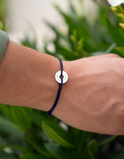 Doté d'un design en forme de cible, ce bracelet argenté de 15mm est assorti d'un cordon bleu marine.