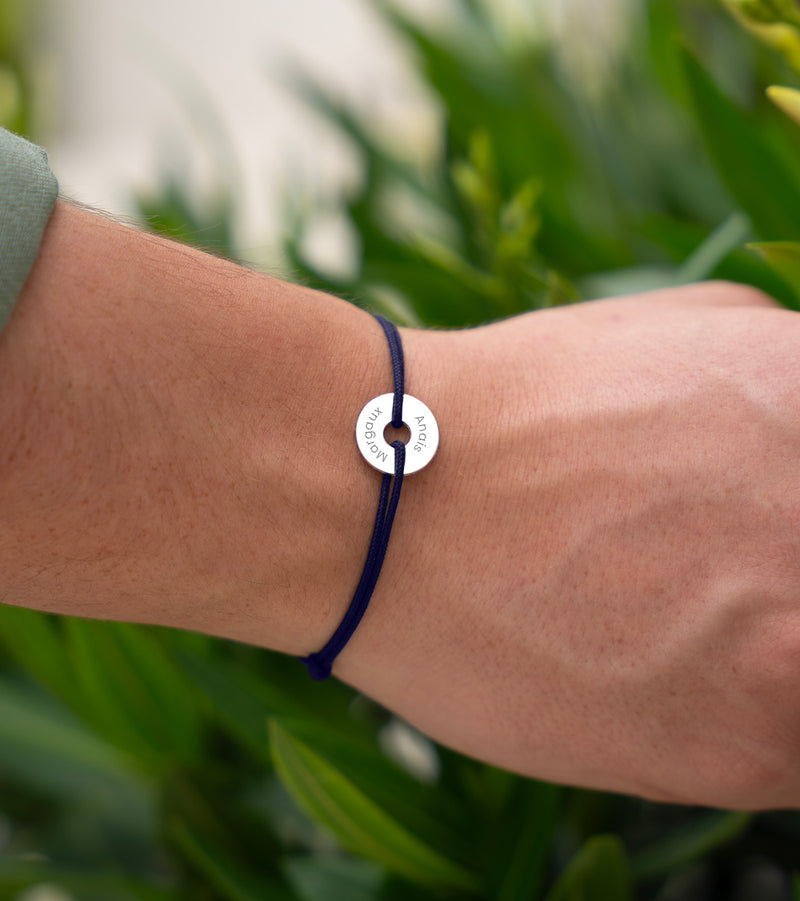 Doté d'un design en forme de cible, ce bracelet argenté de 15mm est assorti d'un cordon bleu marine.