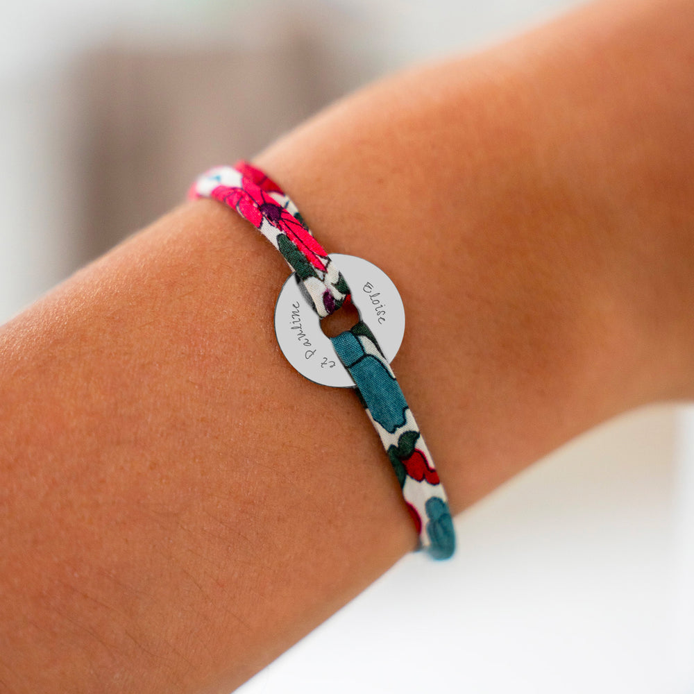 Le liberty jacinthe, lien du bracelet en forme de cible, met en valeur sa médaille de 15mm en argent