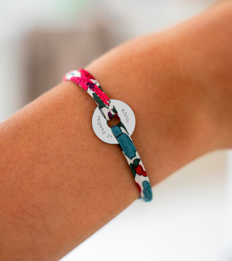 Le liberty jacinthe, lien du bracelet en forme de cible, met en valeur sa médaille de 15mm en argent