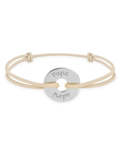 Un bracelet en forme de cible, personnalisé en argent de 15mm, avec un cordon beige