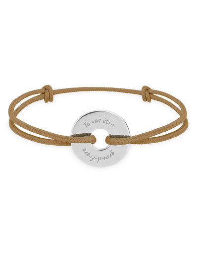 avec un cordon marron clair, ce bracelet en forme de cible est personnalisé de 15mm en argent.