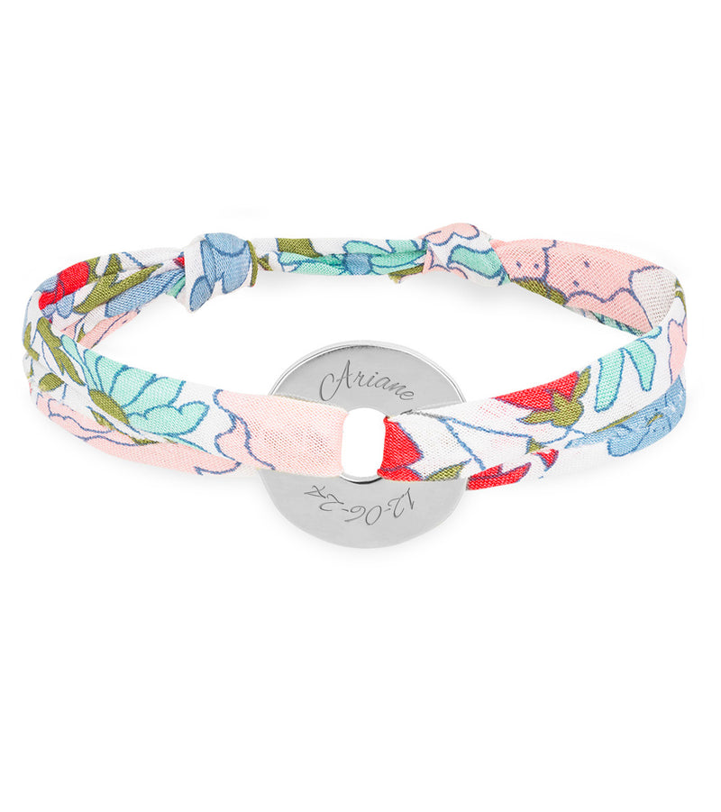 Un bracelet en forme de cible, personnalisé 15mm argent, lié par le Liberty Hortensia.