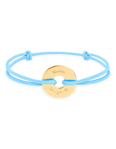 Avec son cordon bleu pastel, ce bracelet en forme de cible plaqué or de 15mm est personnalisé.