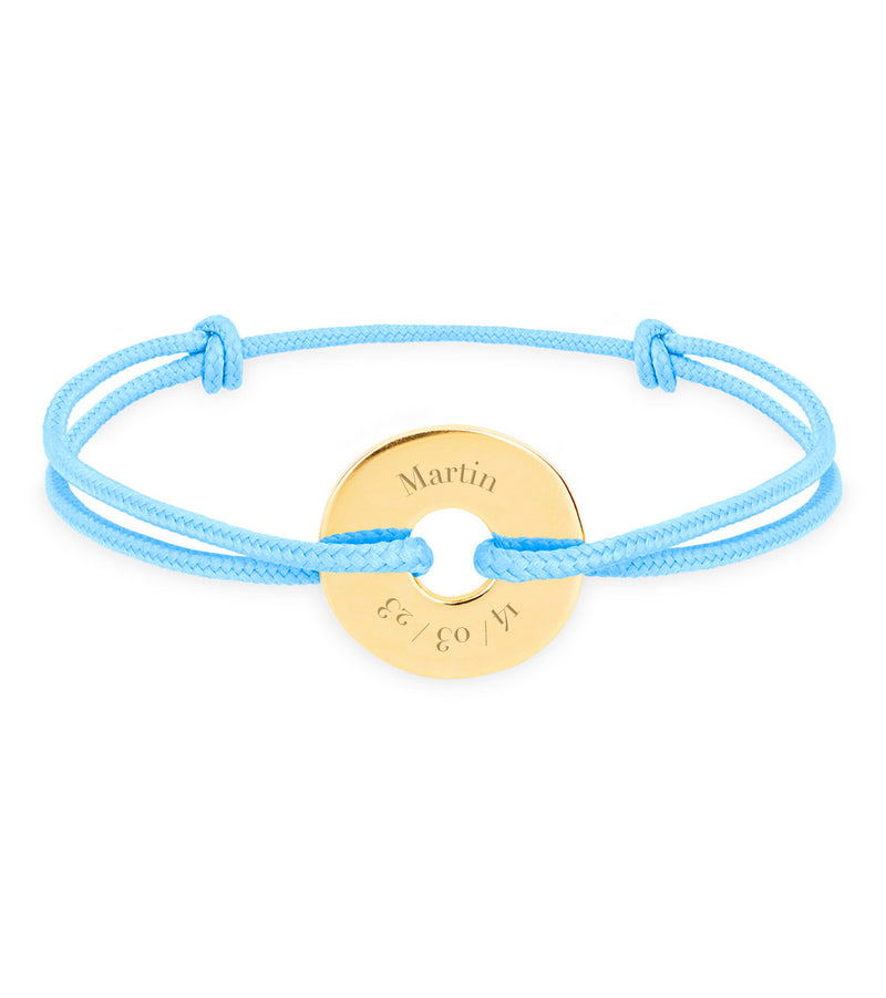 Avec son cordon bleu pastel, ce bracelet en forme de cible plaqué or de 15mm est personnalisé.