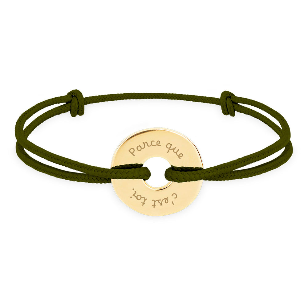 Ce bracelet plaqué or, de forme cible et personnalisé en 15mm, est assorti d'un cordon bleu kaki.