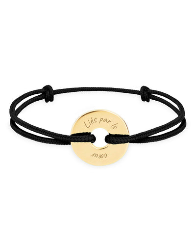 Ce bracelet plaqué or, de forme cible et personnalisé en 15mm, est assorti d'un cordon noir.