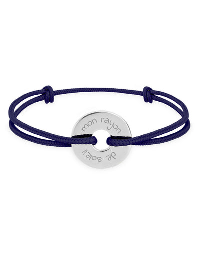 Un bracelet en forme de cible, personnalisé de 15mm en argent, avec un cordon bleu marine.