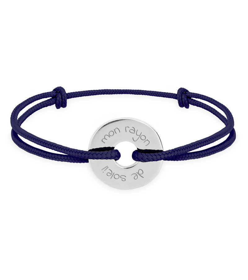 Un bracelet en forme de cible, personnalisé de 15mm en argent, avec un cordon bleu marine.