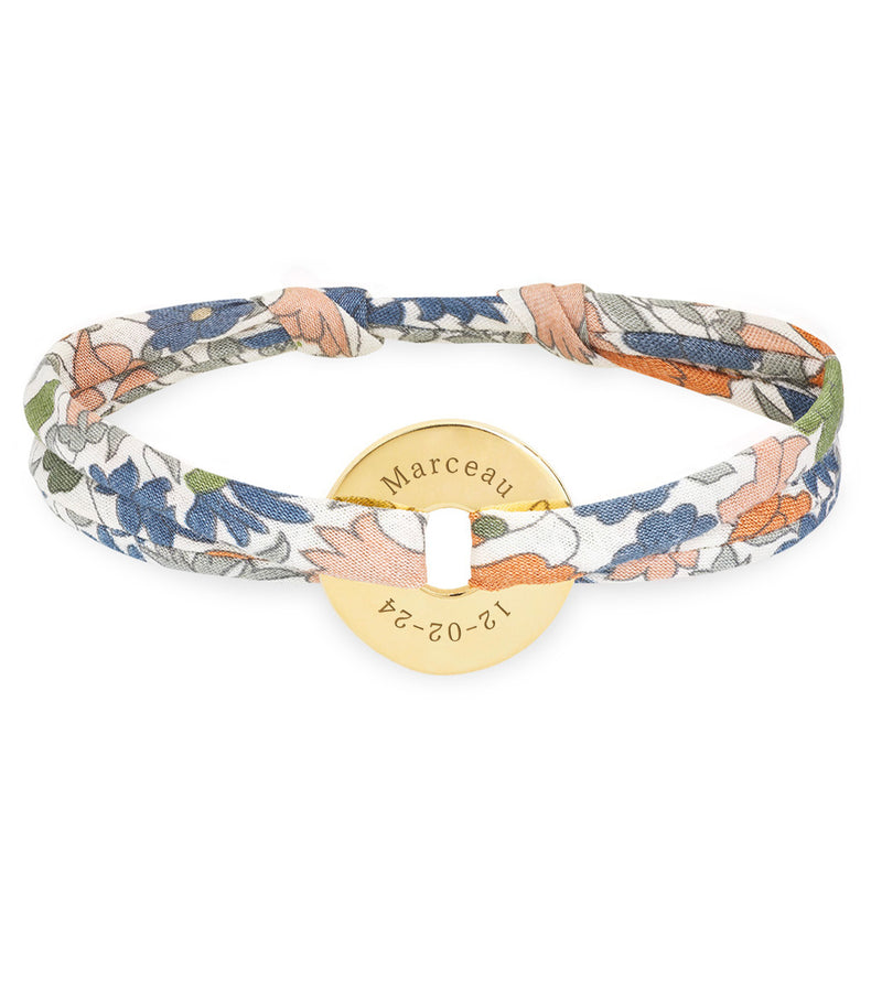Le lien du liberty lilas orne ce bracelet personnalisé, en forme de cible, plaqué or 15mm.