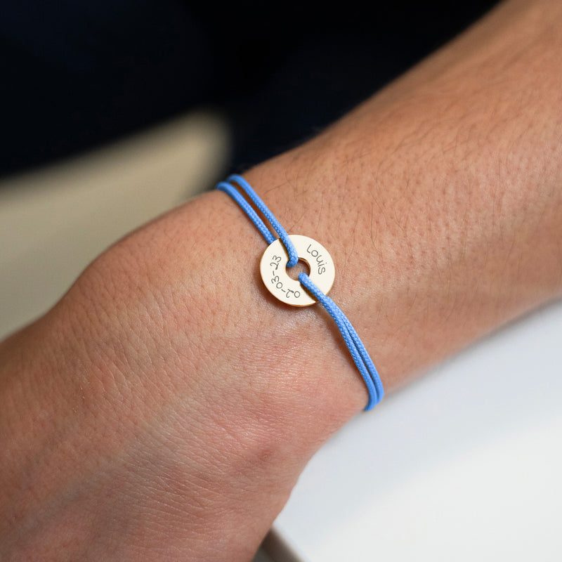 Bracelet en forme de cible, personnalisé en 15mm, plaqué or, avec cordon bleu pastel.