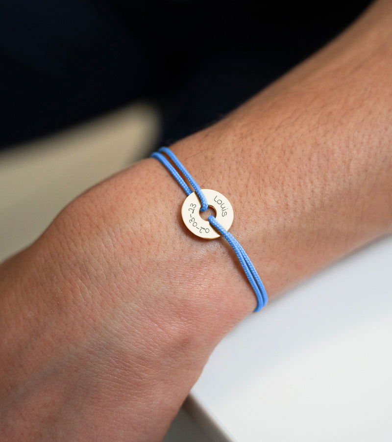 Bracelet en forme de cible, personnalisé en 15mm, plaqué or, avec cordon bleu pastel.