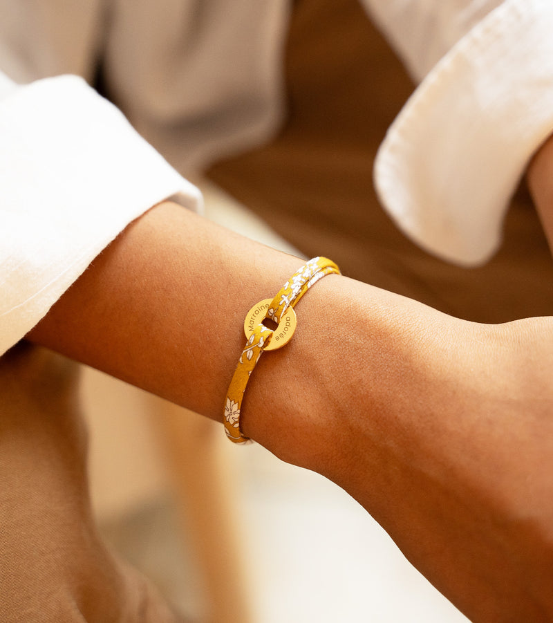 Arborant le liberty Clivia, ce bracelet personnalisé en forme de cible est plaqué or 15mm.