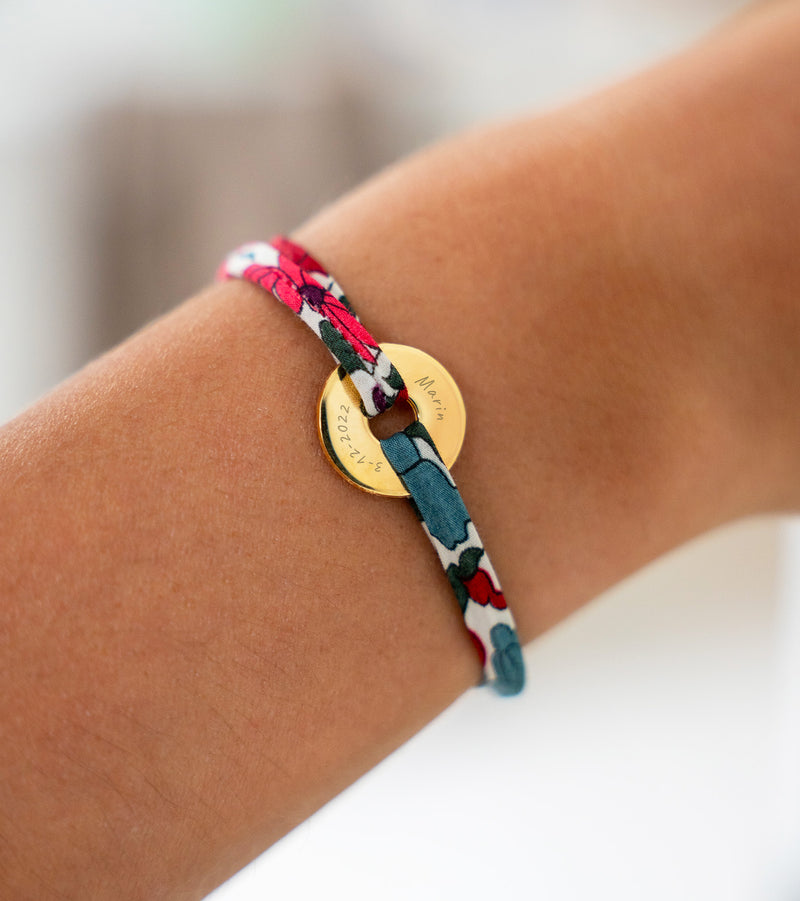Le liberty Jacinthe relie ce bracelet plaqué or 15mm, personnalisé en forme de cible.