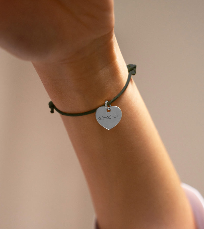 Bracelet en argent avec un cœur de 15mm et un cordon de couleur kaki.
