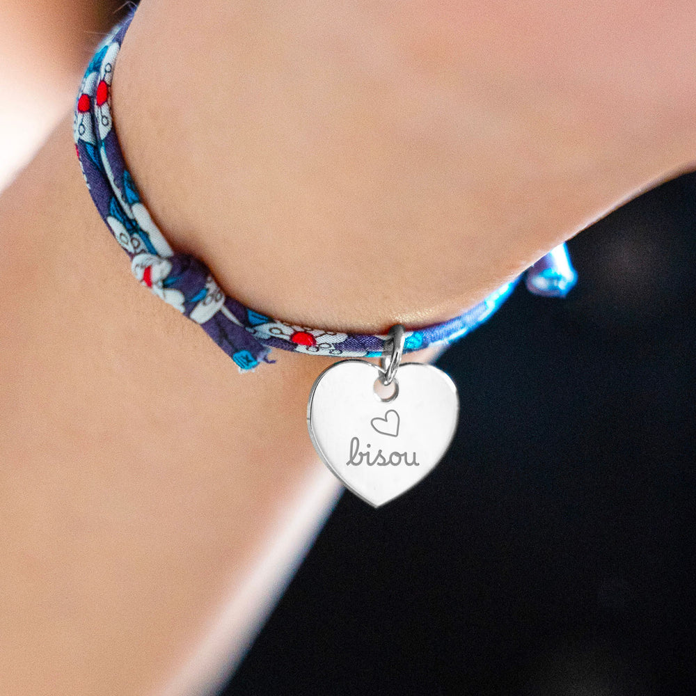Un bracelet argenté de 15mm, orné d'un cœur personnalisé, accompagné d'un élégant lien Liberty Iris.