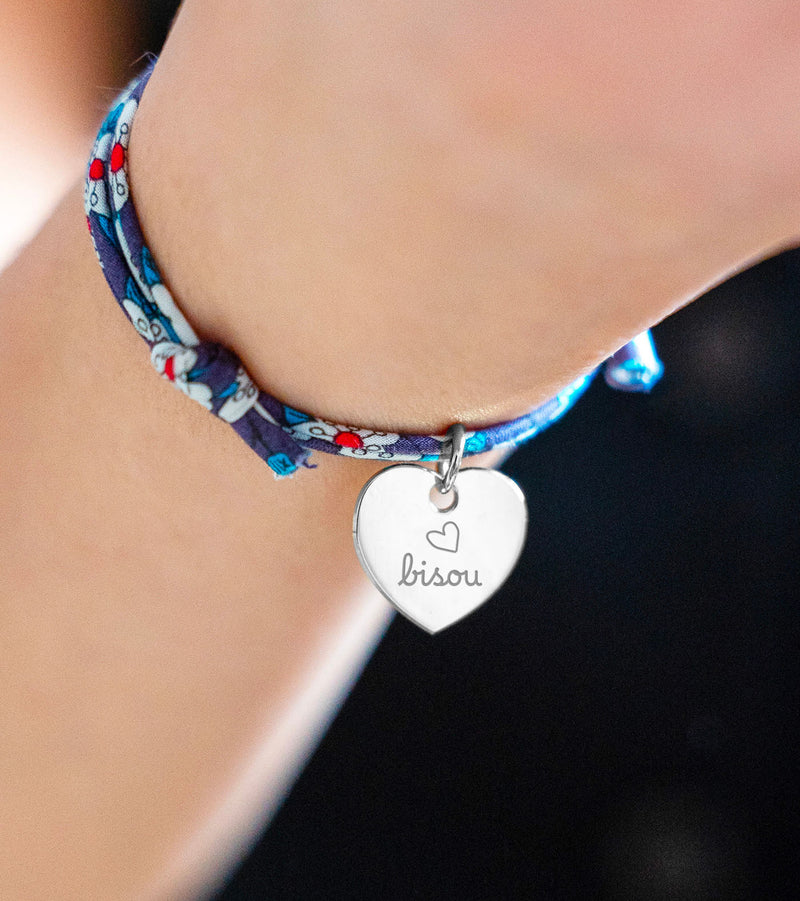 Un bracelet argenté de 15mm, orné d'un cœur personnalisé, accompagné d'un élégant lien Liberty Iris.