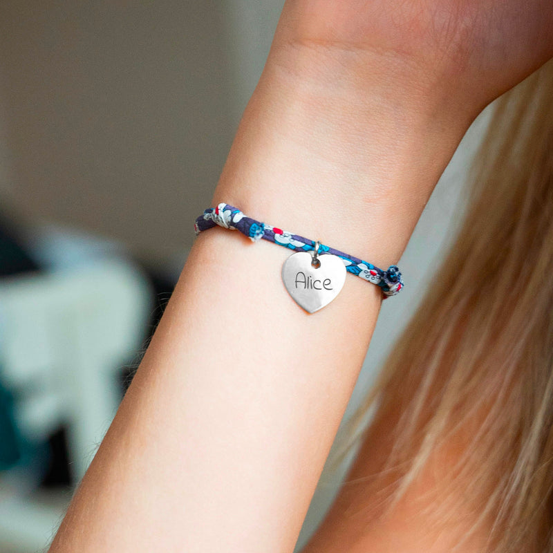 Un bracelet charmant, avec un cœur argenté de 15mm, assorti d'un lien Liberty Iris personnalisé.