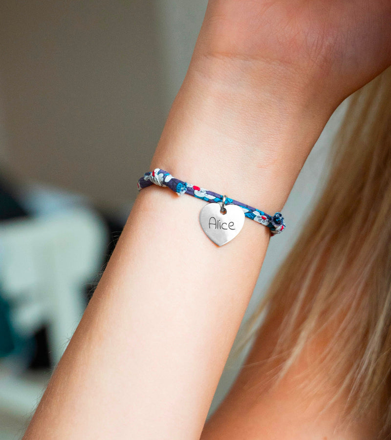 Un bracelet charmant, avec un cœur argenté de 15mm, assorti d'un lien Liberty Iris personnalisé.