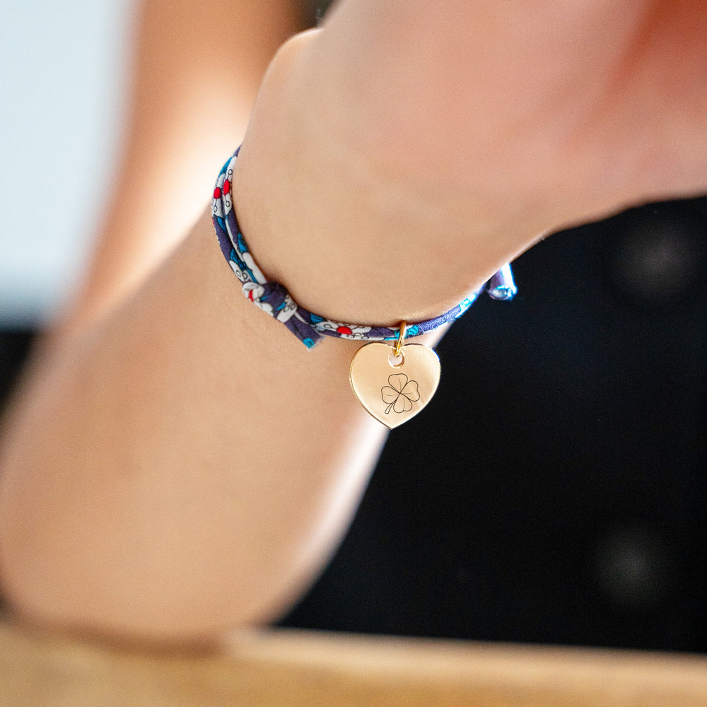 Charmant bracelet plaqué or avec un cœur de 15mm, magnifiquement mis en valeur par un lien Liberty Iris.