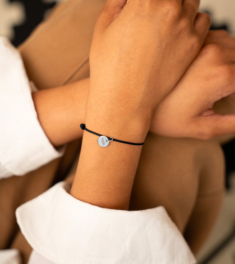 Bracelet tendance, médaille argentée de 10mm sur cordon noir pour une touche de style unique.