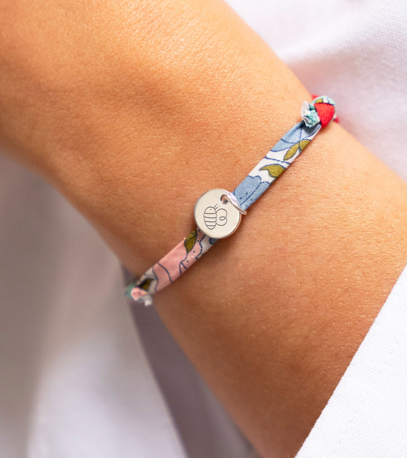 Bracelet personnalisé avec une médaille argentée de 10mm et un lien Liberty Hortensia.
