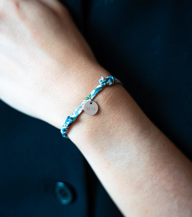 Un magnifique bracelet personnalisé, argenté, avec une médaille de 10mm, décoré de Liberty Lilas.