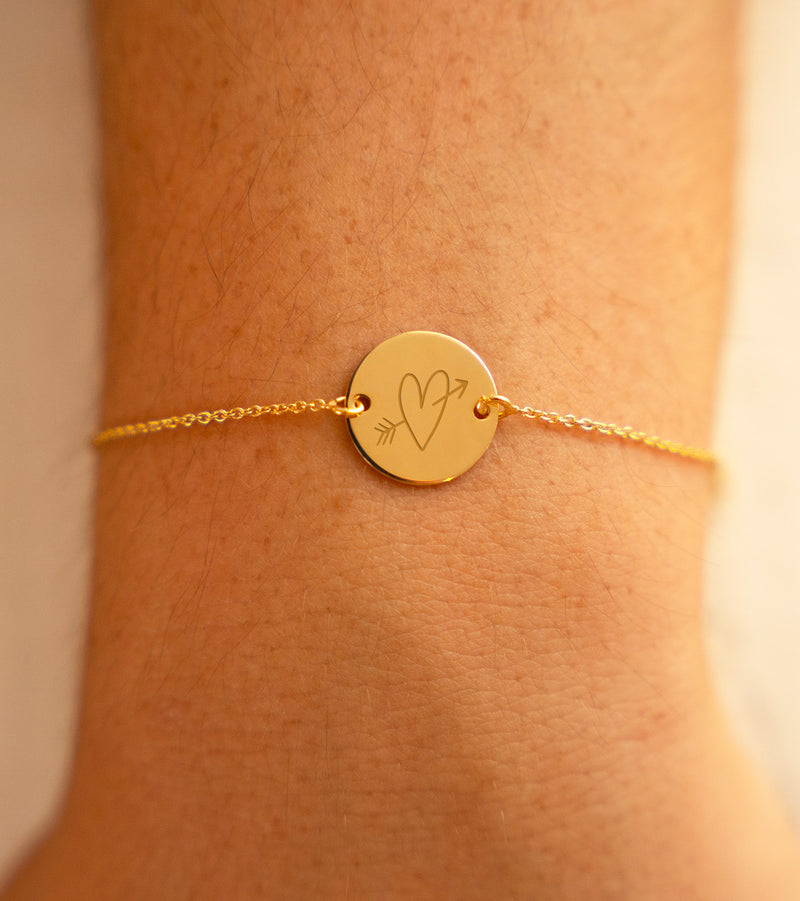 Un bracelet raffiné orné d'une médaille en plaqué or, de 15mm de diamètre, munie de deux trous discrets.
