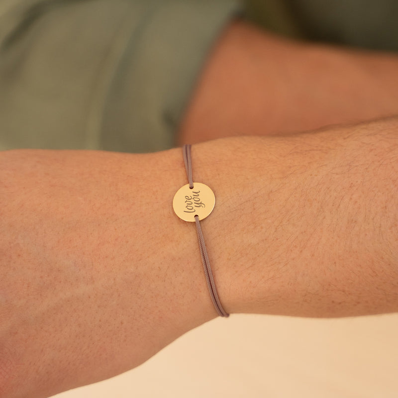 bracelet personnalisé doté d'une médaille de 15mm plaquée or, de deux trous, fixée à un cordon marron clair.