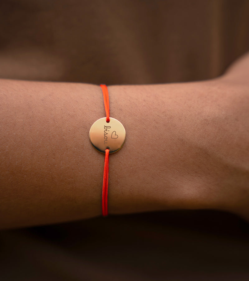 Bracelet Personnalisé mettant en avant une Médaille 15mm en Plaqué Or et un Cordon orange fluo.