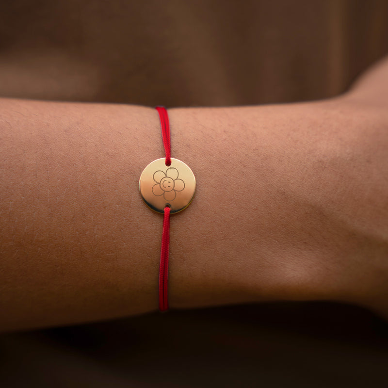 Médaille plaquée or de 15mm, retenue par deux trous, agrémentant un bracelet personnalisé, cordon rouge en éclat.